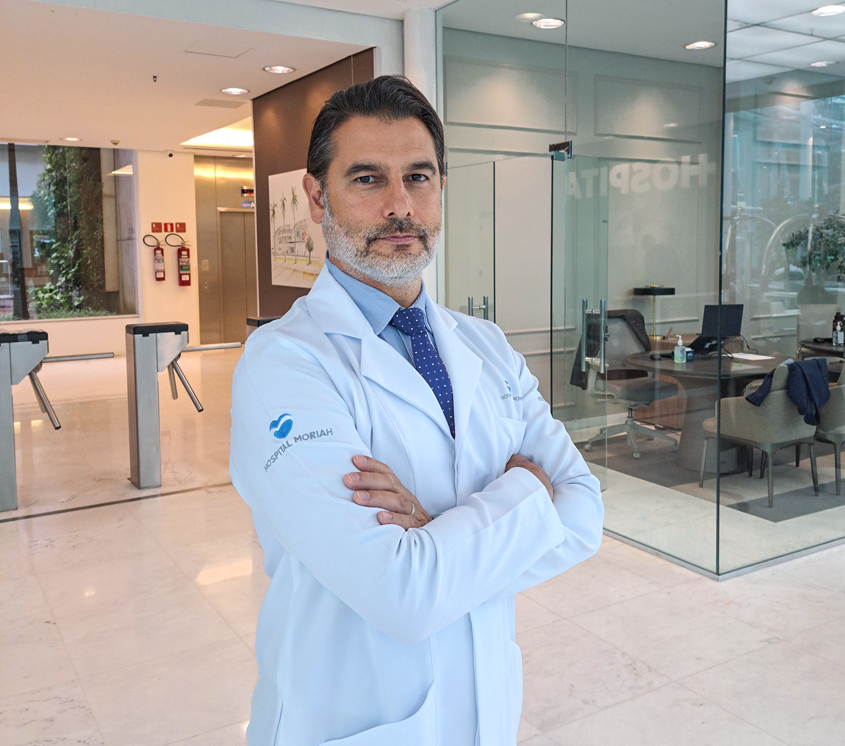 dr-fernando-gomes-serio-bracos-cruzados