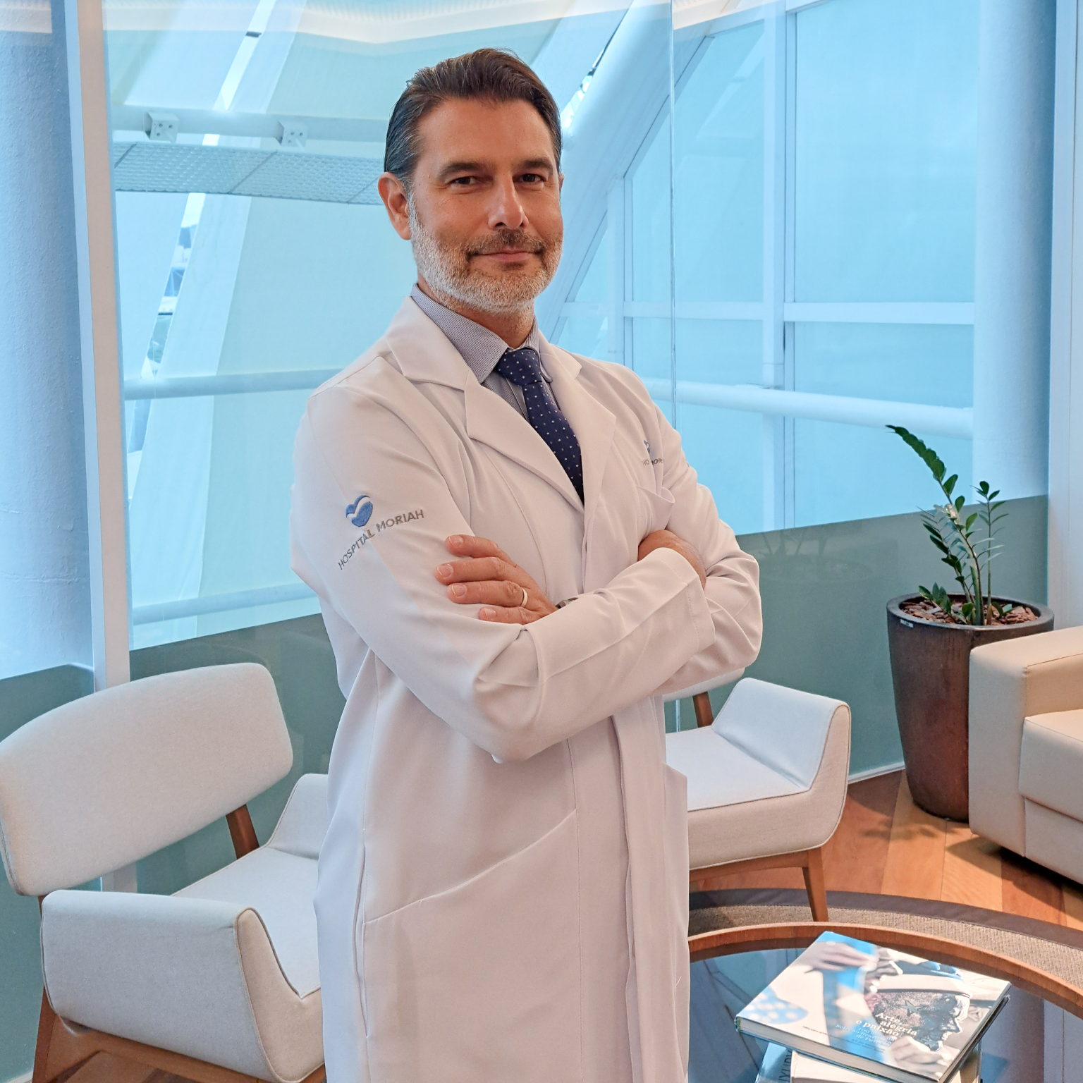 dr-fernando-gomes-sorrindo-bracos-cruzados